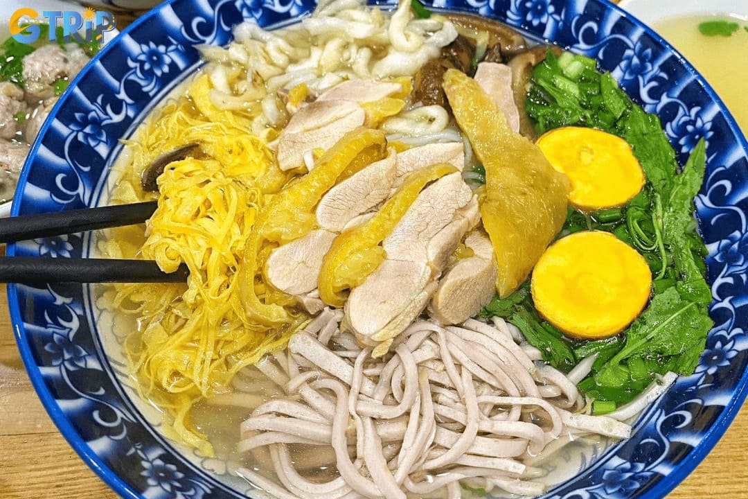 Bun thang Tu Lun on Hang Thiec Street is a beloved late-night spot, famed for its clear broth and authentic Hanoi flavors